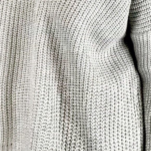 🎈SALE 🎈High-Low Sweater - Picture 4 of 5