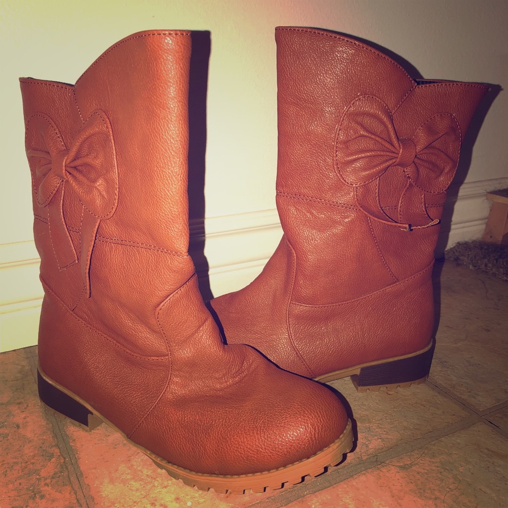 Boots with bow accent - size 9.5 (us)