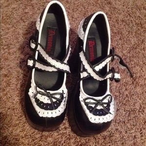 RARE 🖤 Demonia chunky platform heels