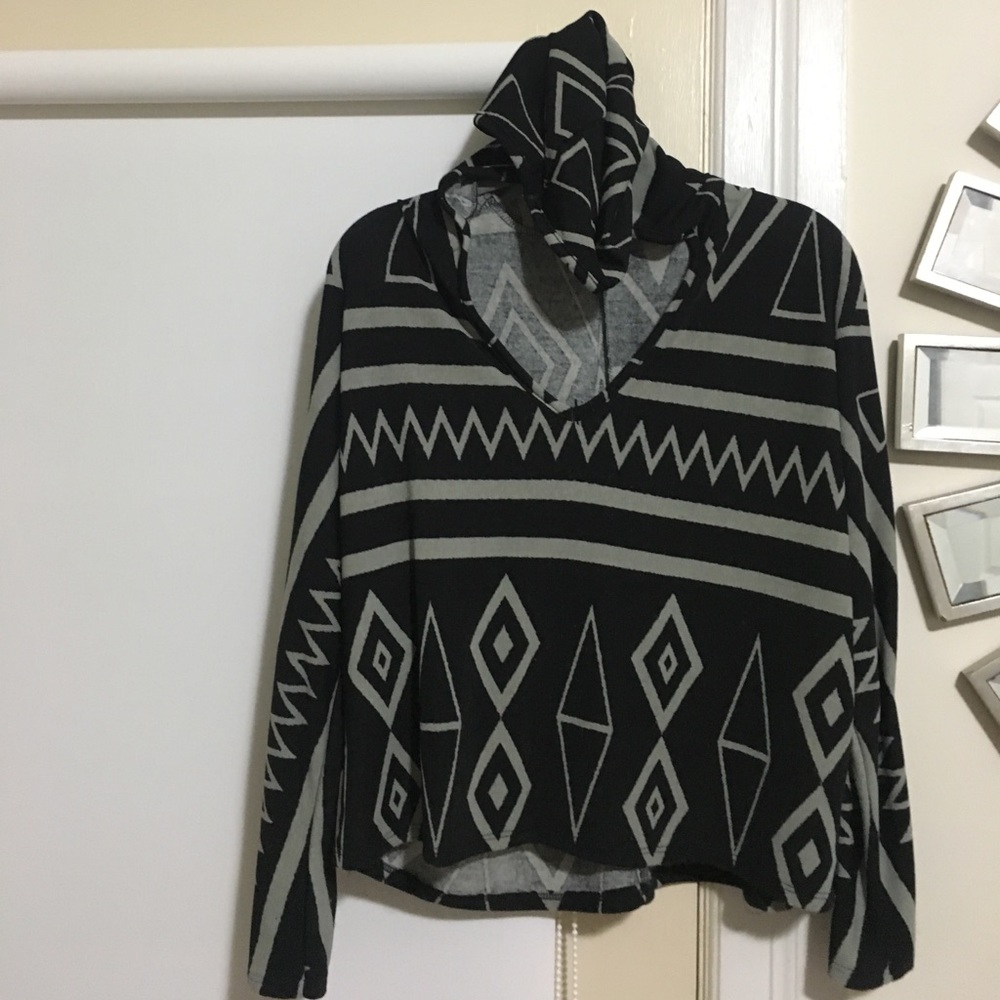 Quarter sleeve Aztec print shirt with hood