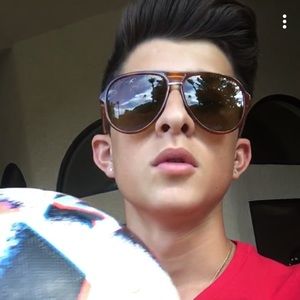 Meet your Posher, Nico