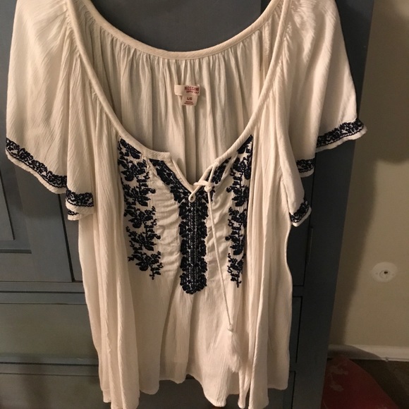 Super cute white shirt/blouse - Picture 1 of 4
