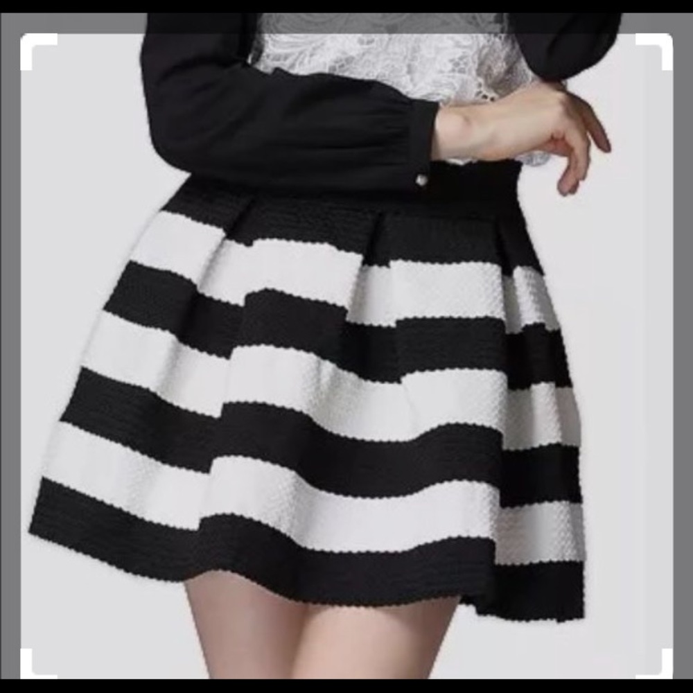 Skirt in black and white