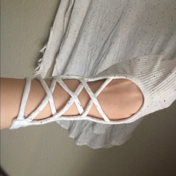 Super soft lightweight BKE cutout long sleeve XS - Picture 2 of 6