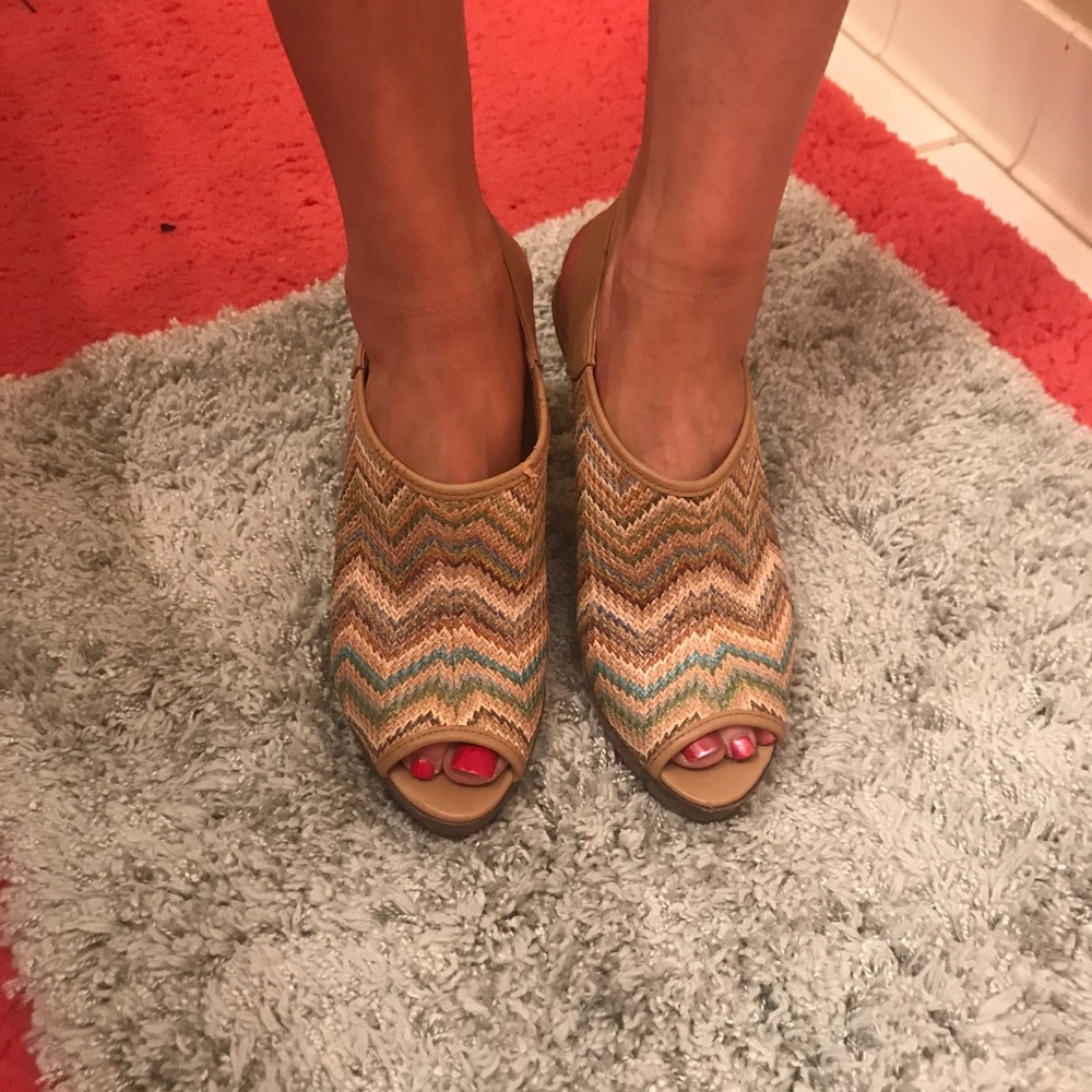 Like new Nine West heels...beautiful colors!