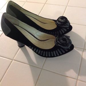 Posioit pumps with unique heels