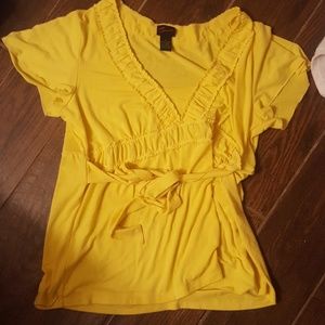 Cute yellow top.