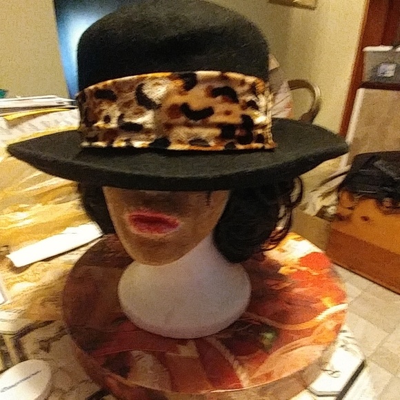 Black wool hat with leopard print band - Picture 1 of 6