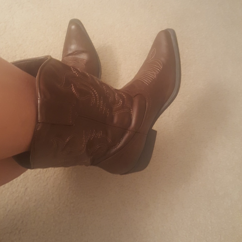 Barely worn cowgirl boots