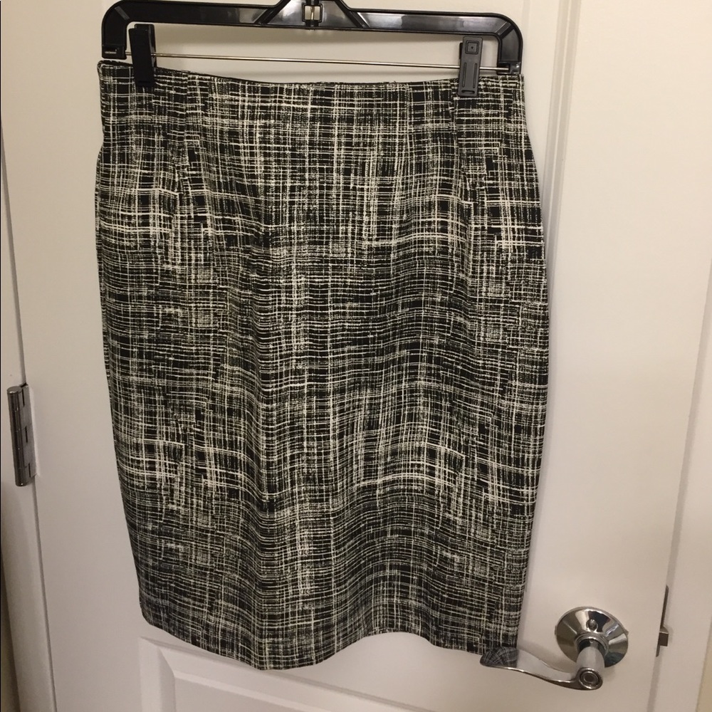 Black and white stretch pencil skirt