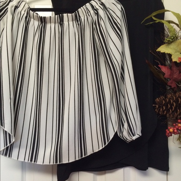 Charlotte Russe Tops - Charlotte Russe XS off shoulder EUC