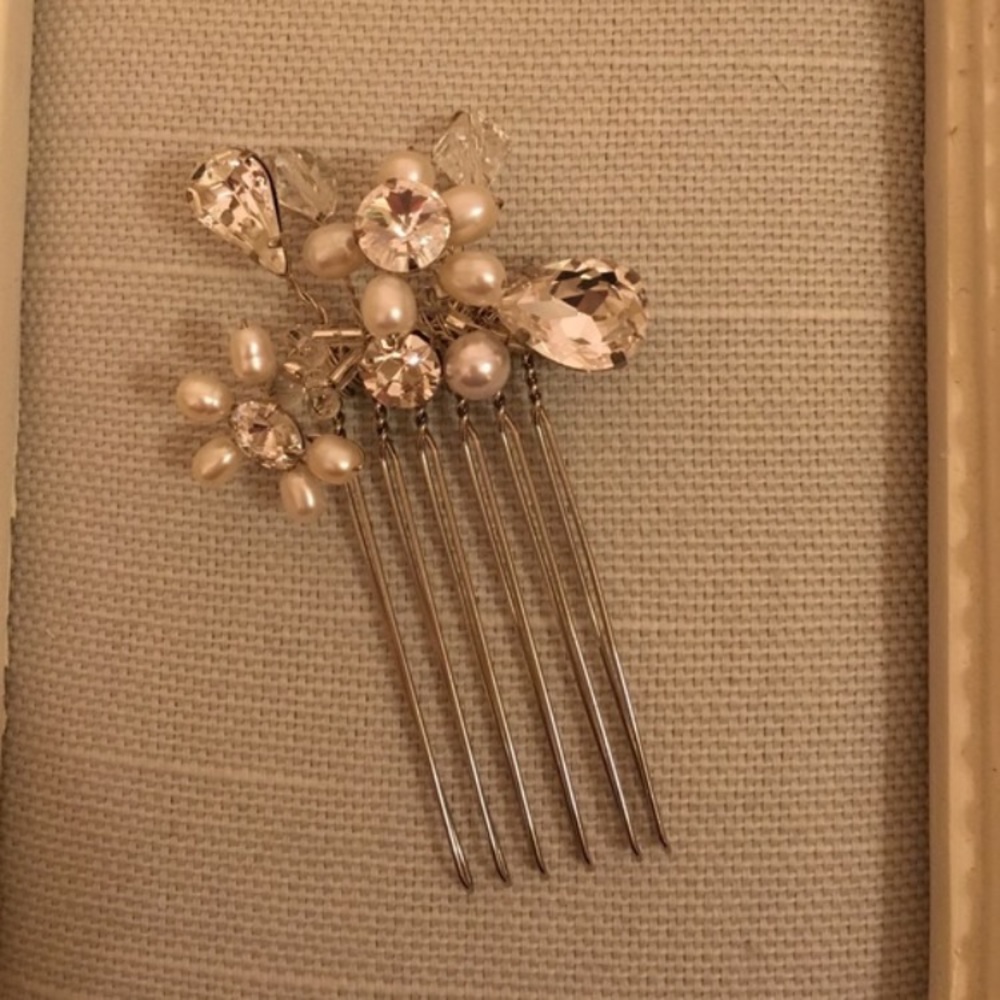 Bridal hair comb with pearls and rhinestones