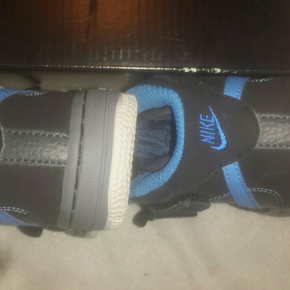 Nike Air Force One Mid. - Picture 3 of 4