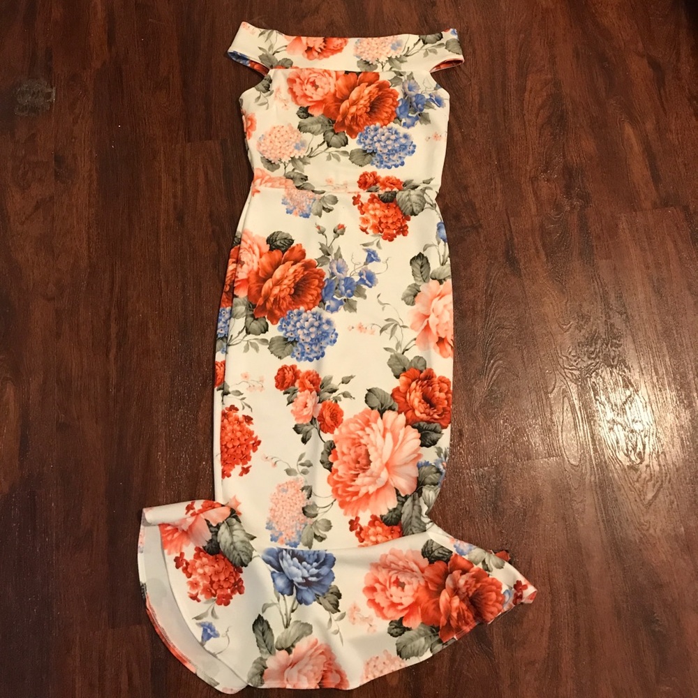 White floral Off the shoulder dress size M