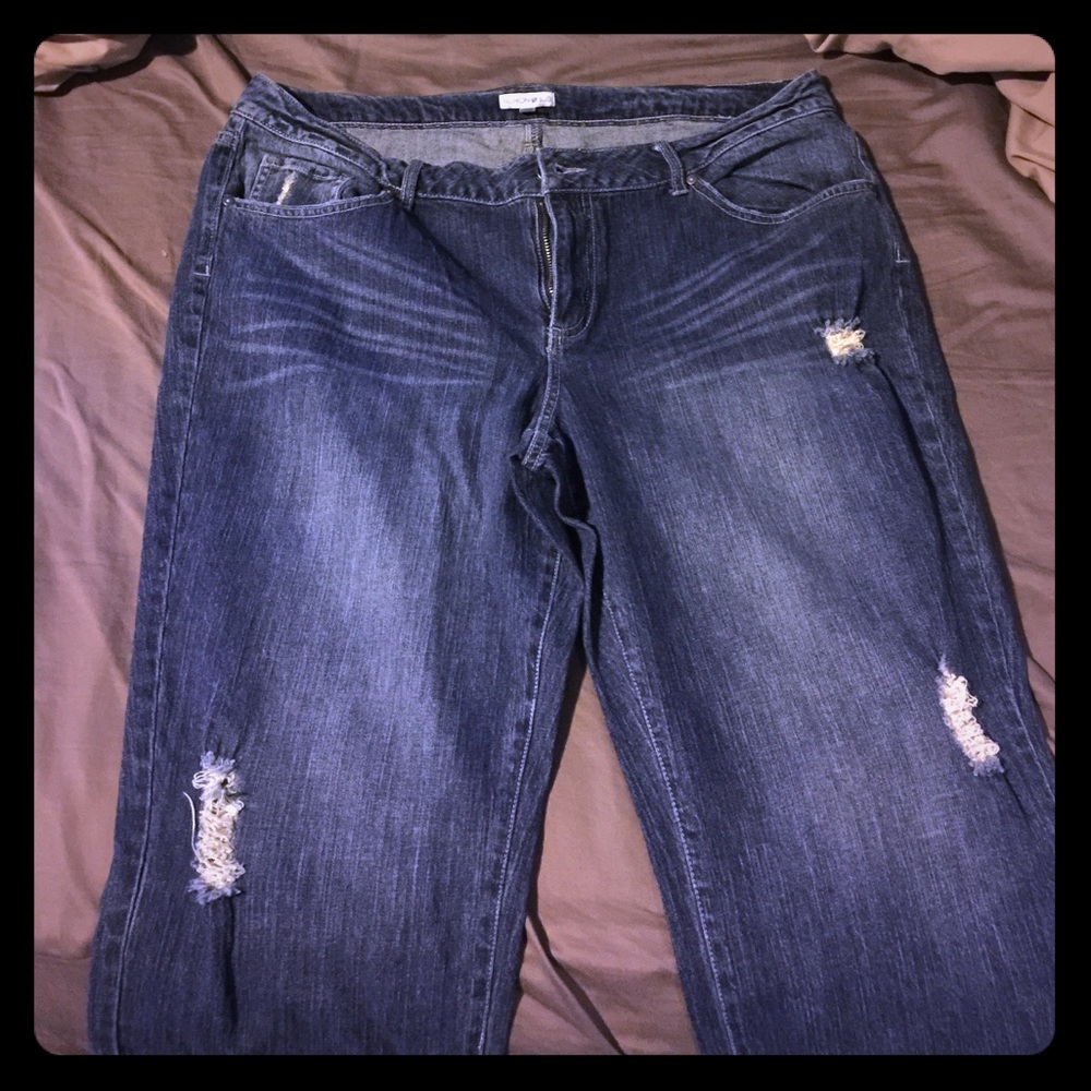 Distressed jeans😍