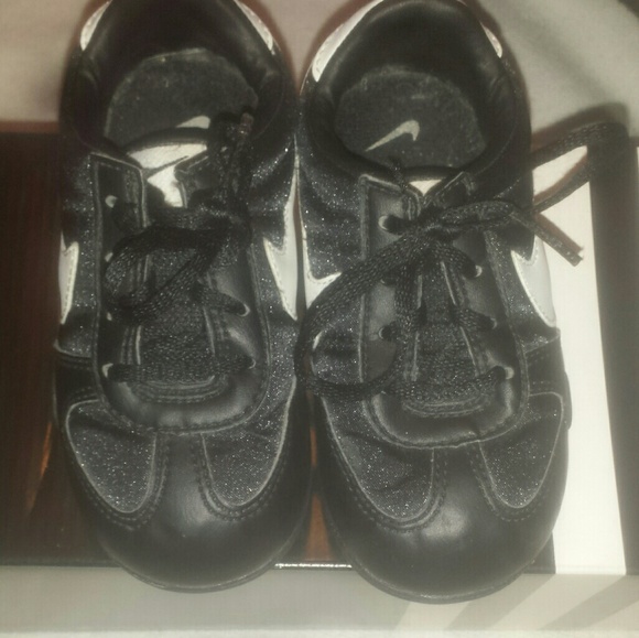 Nike Soccer Sneakers. - Picture 2 of 4