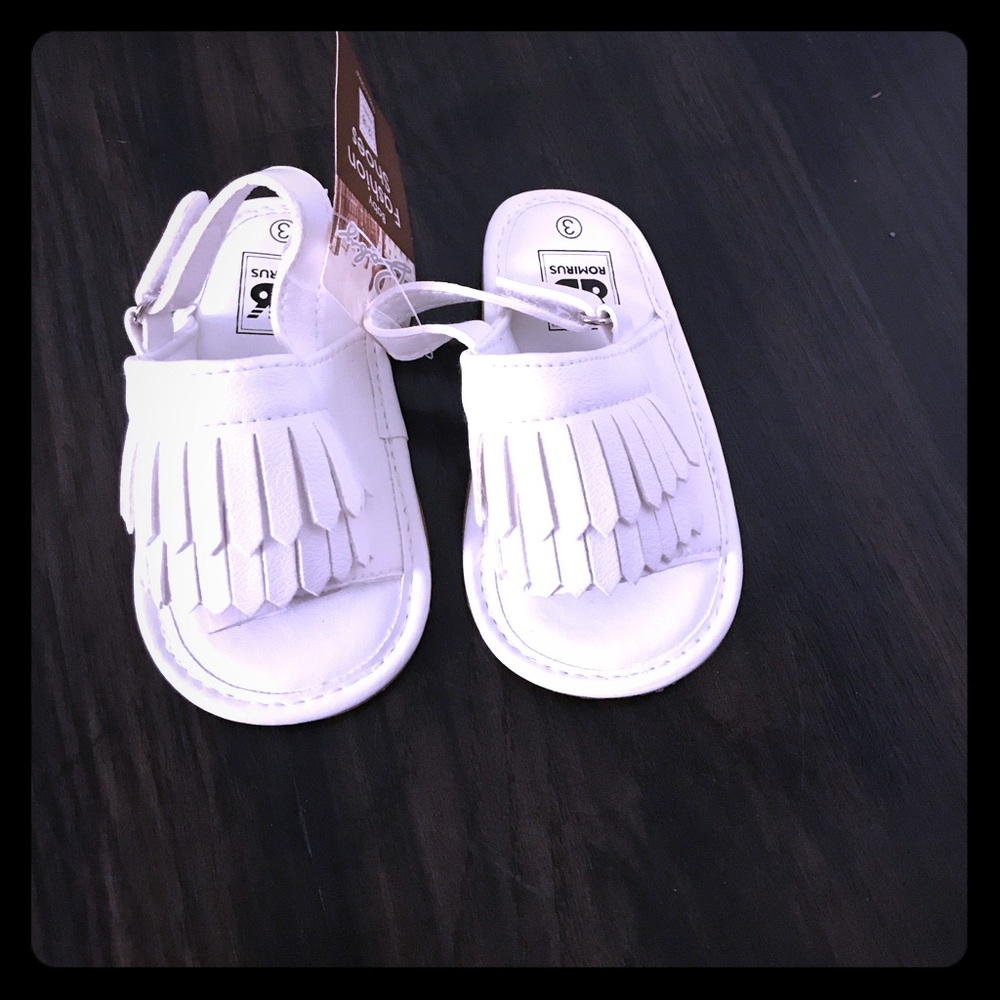 Baby shoes, white w fringe