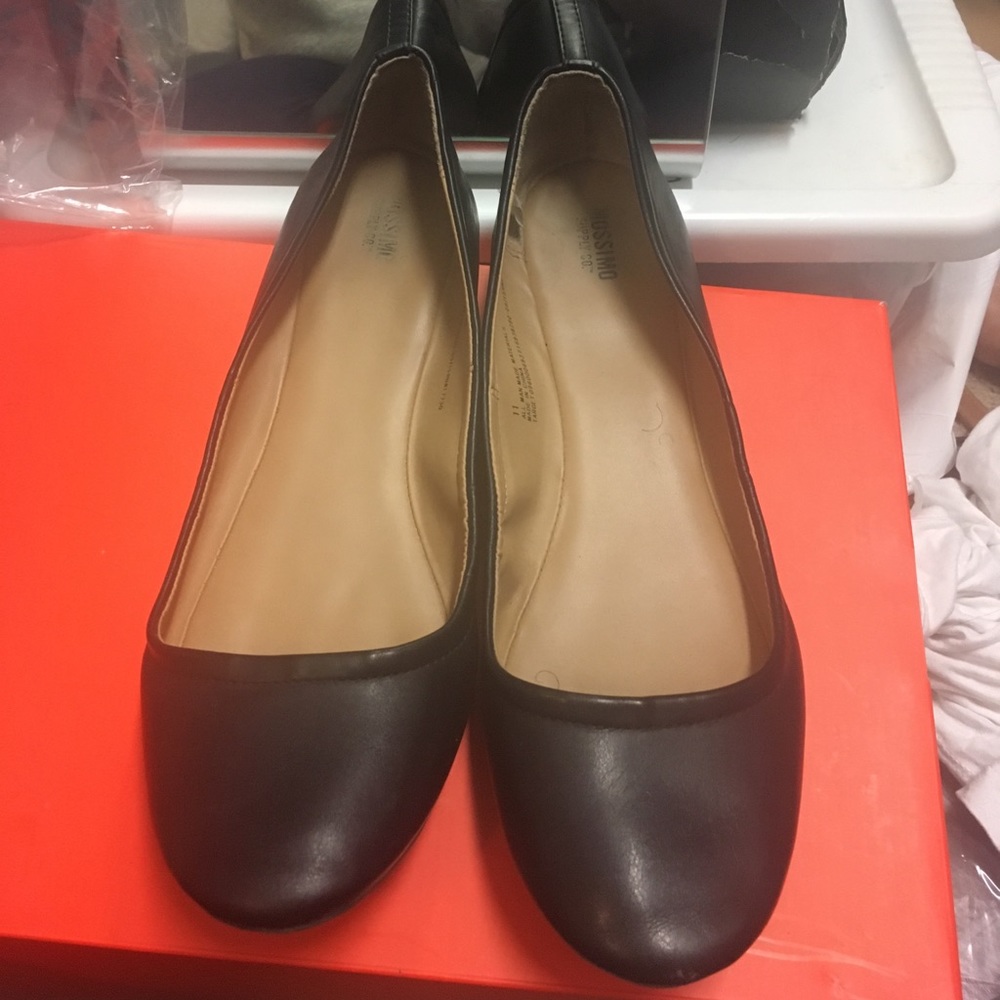Black ballerina shoes