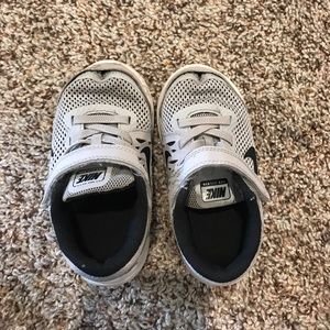 Toddler gray flex run shoes. Size 8,l.