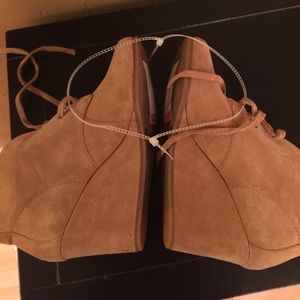 Gianni Bini tan booties