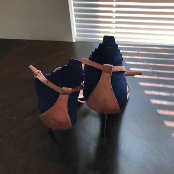 Louis Vuitton - Picture 2 of 5