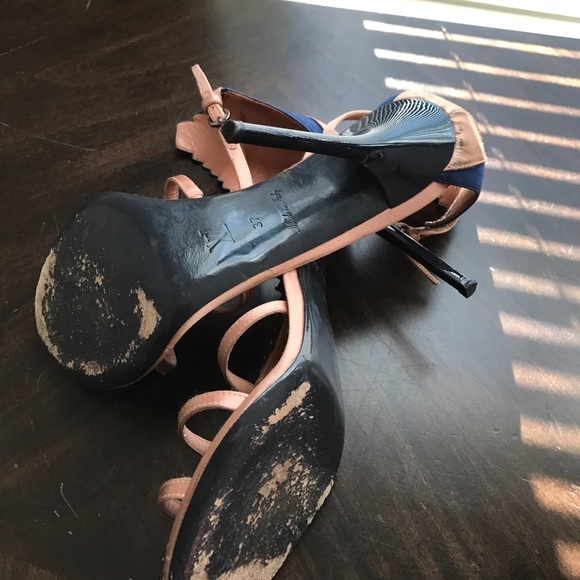 Louis Vuitton - Picture 3 of 5