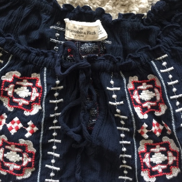 Off the shoulder embroidered top - Picture 3 of 4