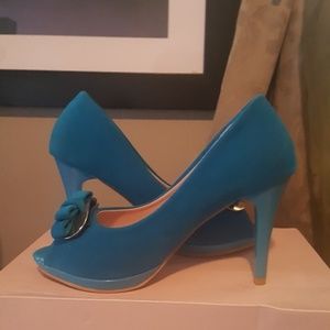 Brand new!!!! Turquoise retro style pump