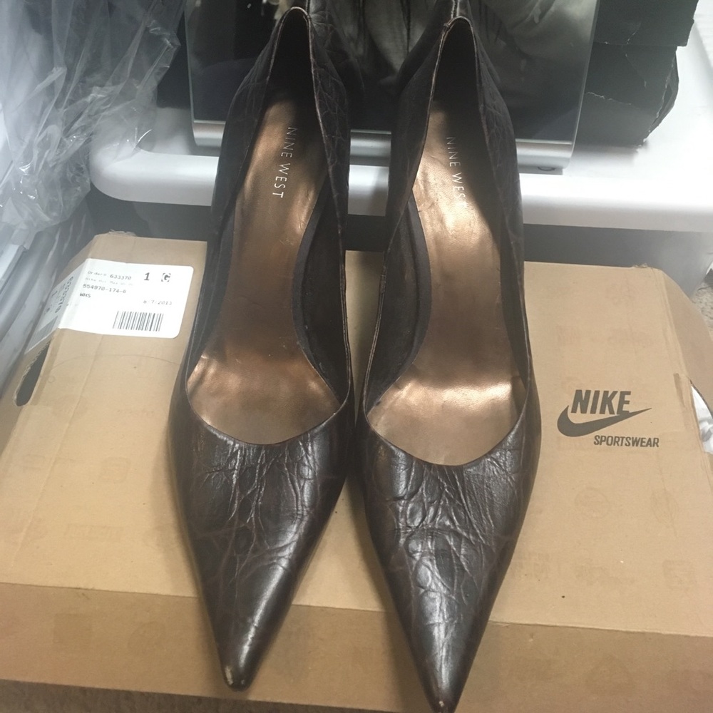 Brown leather textured pump.