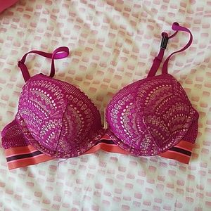 NWT Cute Lightly Lined Plunge Lace Bra