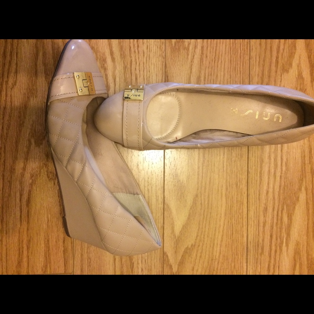Unisa Quilted tan Wedges SZ 11