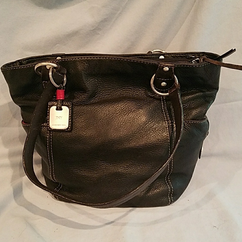 Jones New York black leather purse.