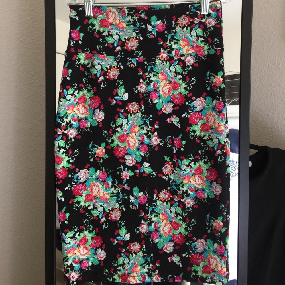 Lularoe black Cassie pencil skirt w/ flowers XS