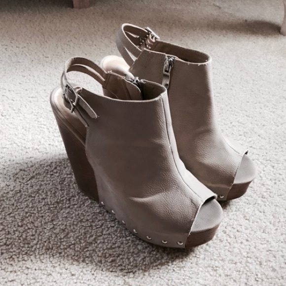 Chinese Laundry Beige Studded Wedges - Picture 1 of 5