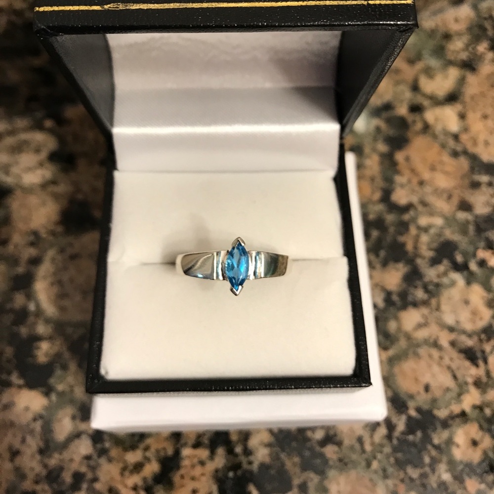 STERLING SILVER GENUINE BLUE TOPAZ RING SIZE 9 NIB