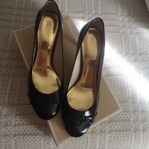 Michael Kors Fulton Mid Pump size: 11