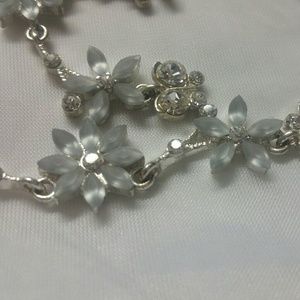 Flower necklace and bracelet set