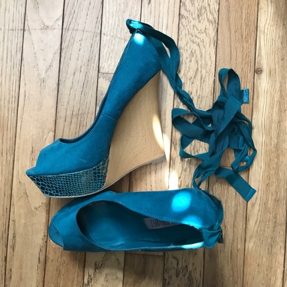 Jennifer Lopez wedges - Picture 2 of 4