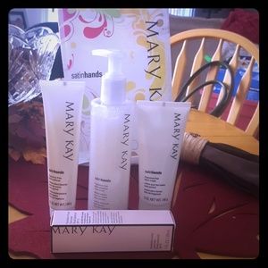 MARY KAY Satinhands w/Foundation Primer