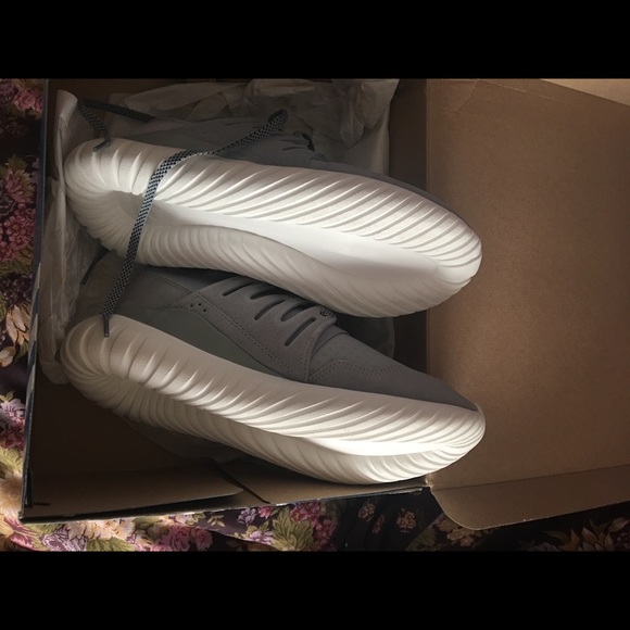 Adidas tubular radial size 8 1/2 women’s $85 - Picture 3 of 3