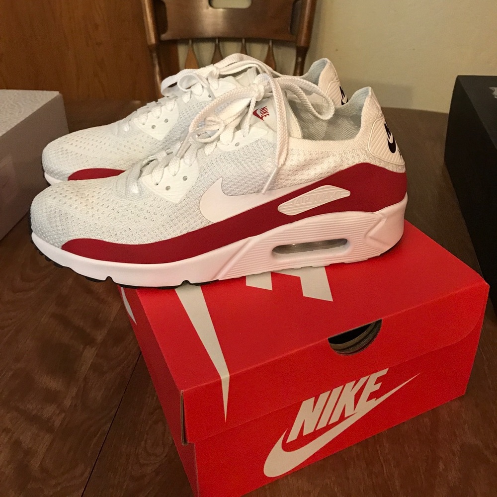 Size 10.5 FLYKNIT Nike Air Max. Worn for 3 hours.