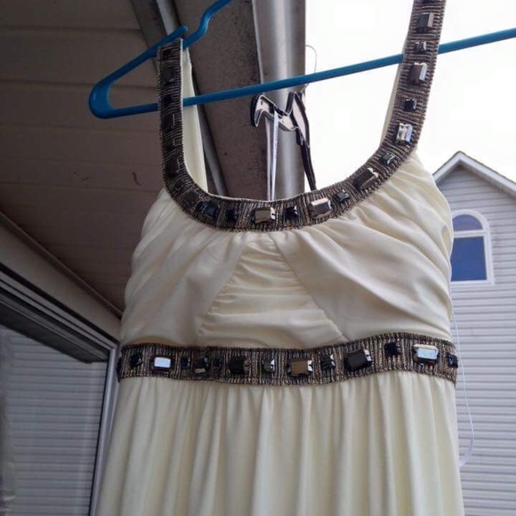 White prom dress size small fits like  a 5-6 - Picture 1 of 2