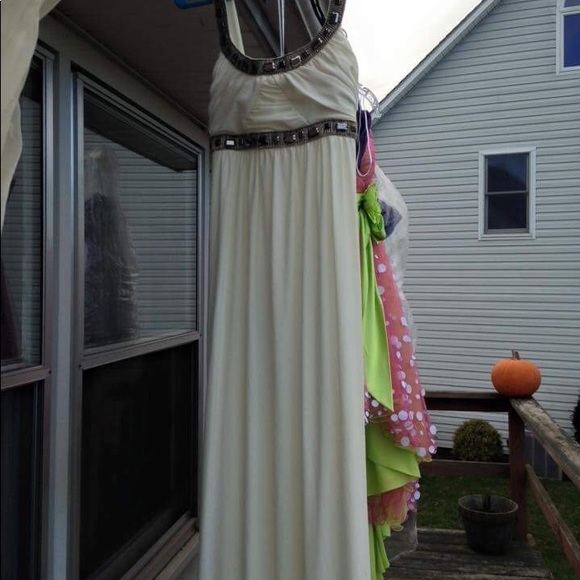 White prom dress size small fits like  a 5-6 - Picture 2 of 2