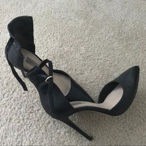 Shoes : Guess size 5&1/2