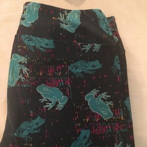 Lularoe TC leggings. Black with tree frogs.