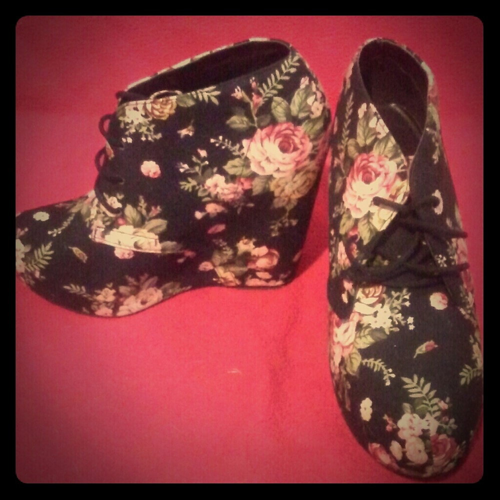 Shï floral wedges