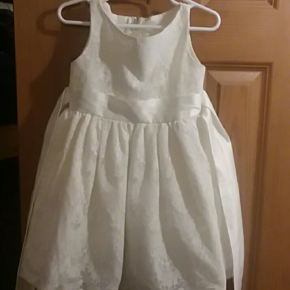 Off white sleeveless 2T dress