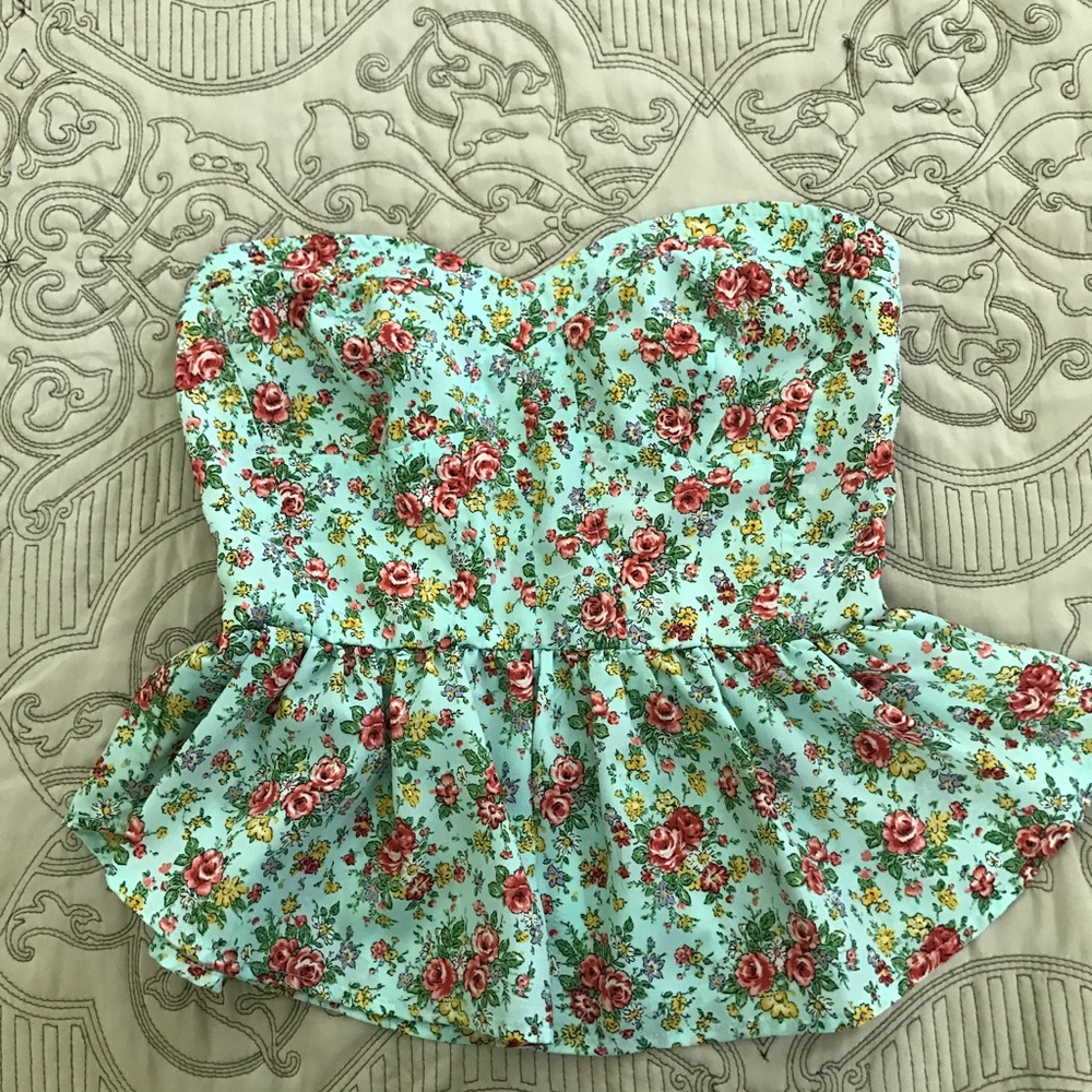 Gianni Bini floral crop top. Never worn XS