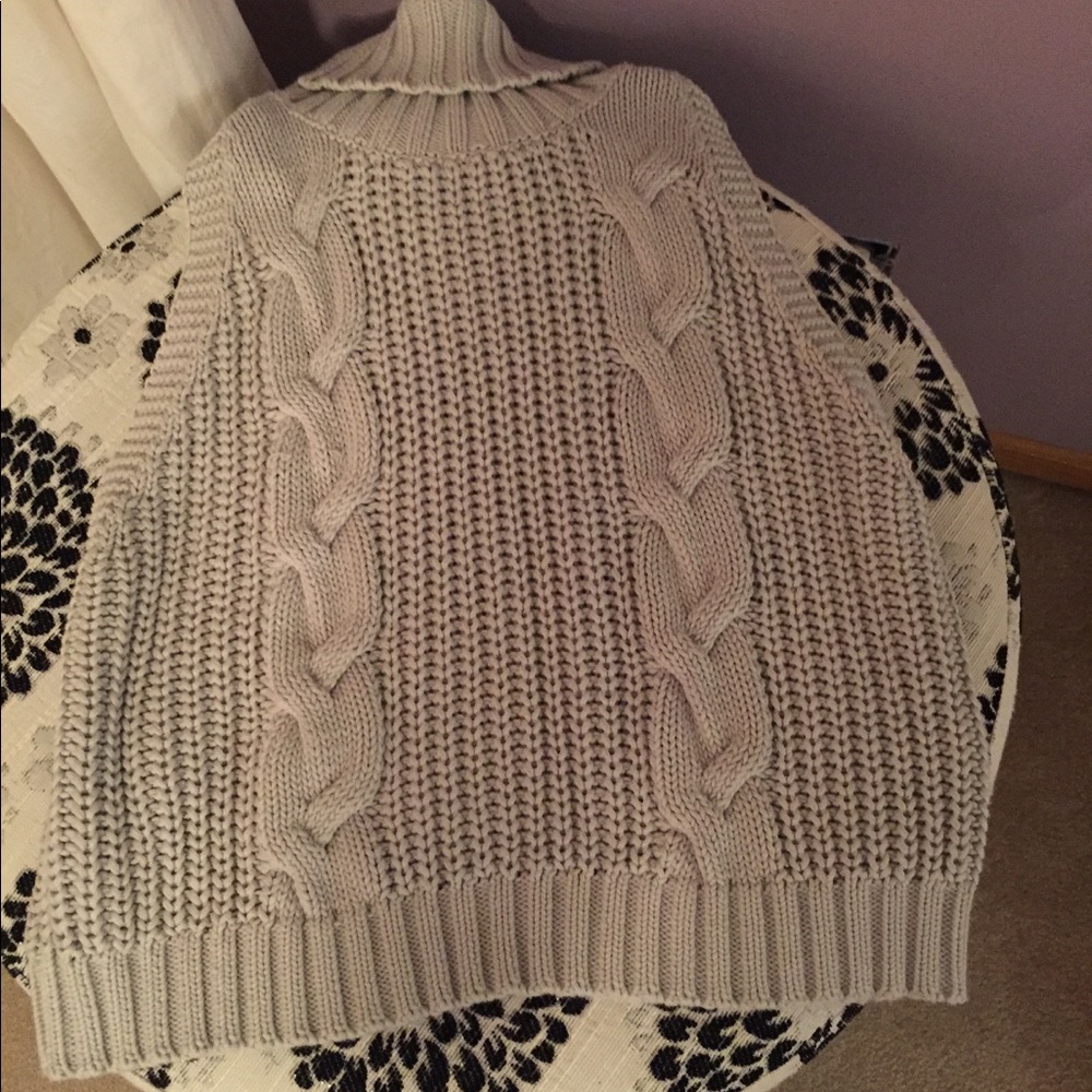 Kendall & Kylie sleeveless turtleneck sweater