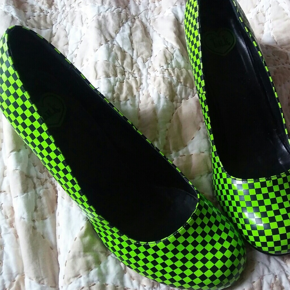 TUK neon green checkered size 9 kitten heels